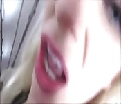Blonde vrouw berijdt haar zoon
