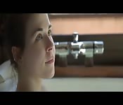 Novia afeita y folla a su lesionado novio