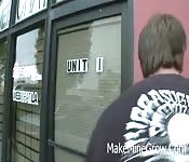 Masseur wordt gezogen door een blonde na massage