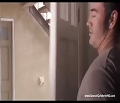 Blonde dame word geneukt in doggy style
