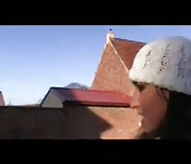 Versaute MILF gibt Fremdem im Auto Blowjob