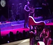 Mostrando en vivo sus enormes talentos