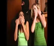 Ragazze spogliate per strada