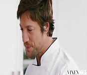 Elsa Jean saboreia o pau do chefe de cozinha