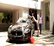 Sexo intenso después de un lavado de coche