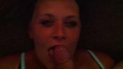 MILF británica comiendo polla en el sofá