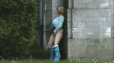 Leuke Hollandse MILF met enorme tieten masturbeert